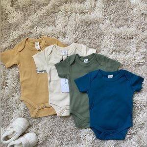 Organic onesie bundle nwt/nwot